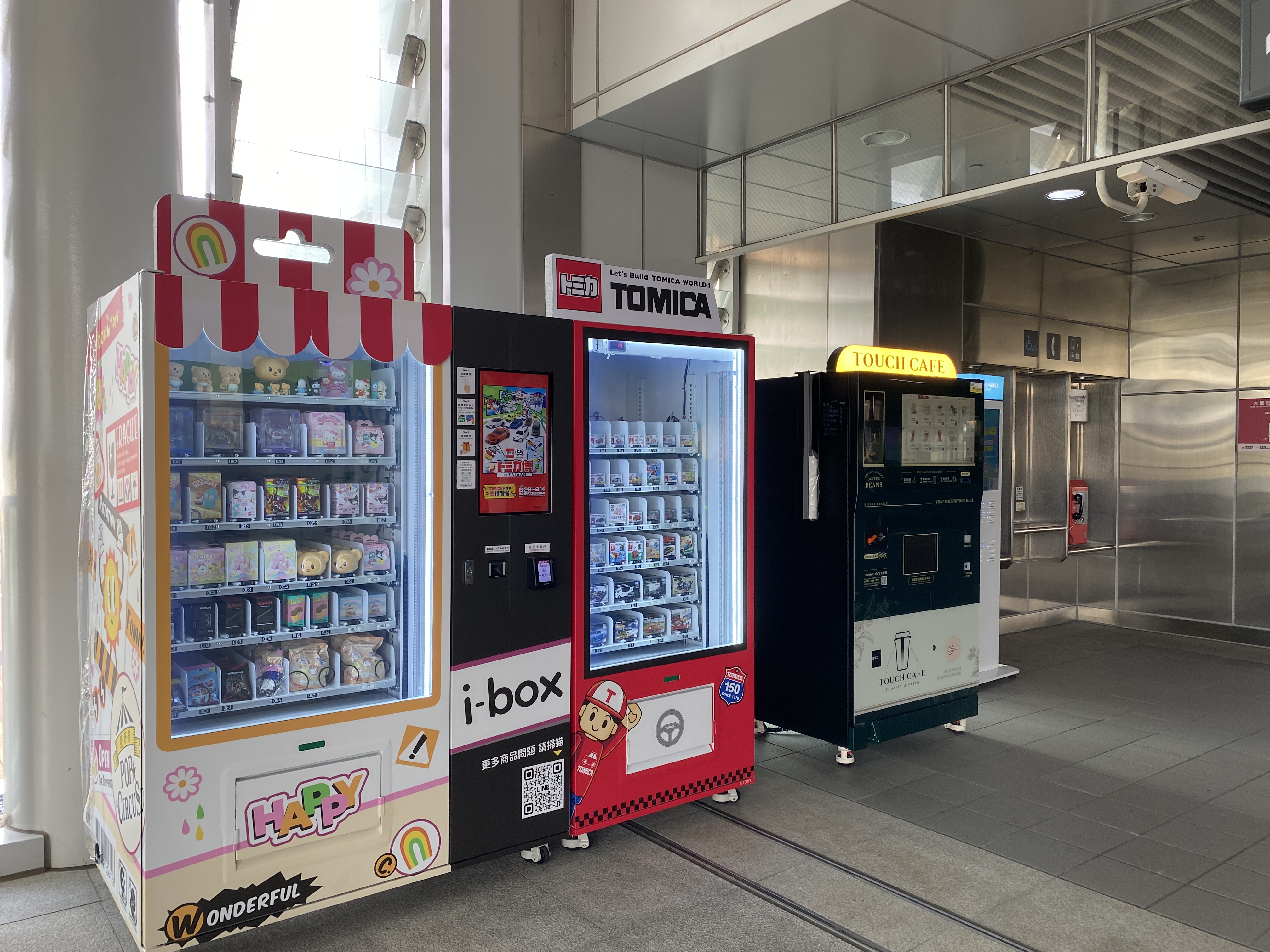 Funbox Toys品牌玩具智販機(麗嬰國際)(共4張)